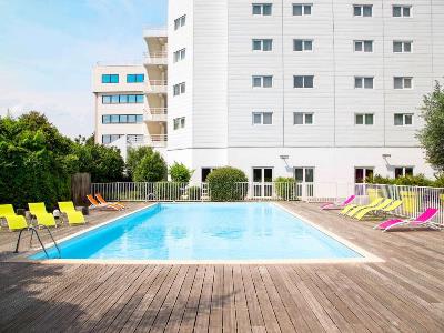 outdoor pool - hotel novotel paris orly rungis - orly, france