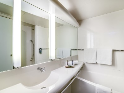 bathroom - hotel novotel paris orly rungis - orly, france