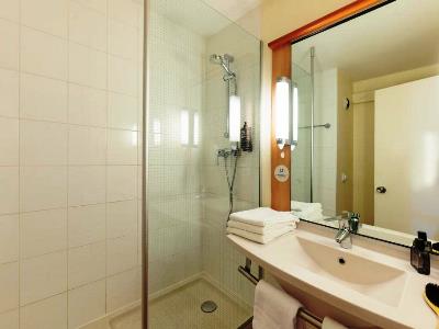 bathroom - hotel b and b lyon eurexpo bron - bron, france
