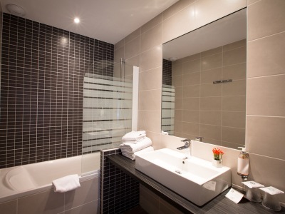 bathroom - hotel best western plaisance - villefranche sur saone, france