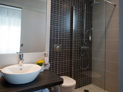 bathroom 1 - hotel best western plaisance - villefranche sur saone, france