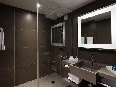 bathroom - hotel novotel evry courcouronnes - evry, france