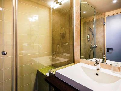 bathroom - hotel ibis styles evry cathedrale - evry, france