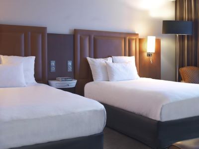 bedroom 1 - hotel renaissance paris hippodrome de st cloud - rueil malmaison, france