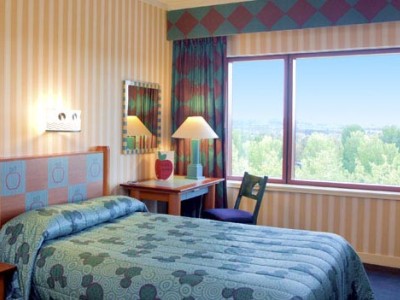 bedroom - hotel disney's hotel new york - marne la vallee, france