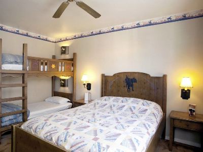 bedroom - hotel disney's hotel cheyenne - marne la vallee, france