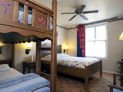 bedroom 2 - hotel disney's hotel cheyenne - marne la vallee, france