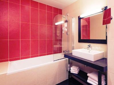 bathroom - hotel mercure maurepas saint quentin - maurepas, france
