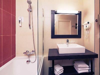 bathroom 1 - hotel mercure maurepas saint quentin - maurepas, france