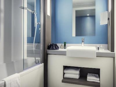 bathroom - hotel mercure paris val de fontenay - fontenay sous bois, france