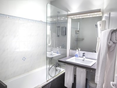 bathroom - hotel best western le moulin de ducey - ducey, france