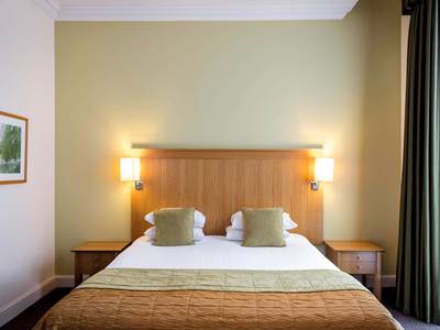 bedroom 1 - hotel mercure warwickshire walton hall - walton-warwickshire, united kingdom