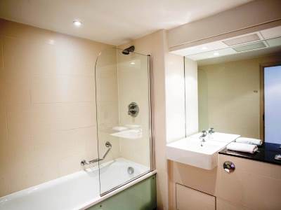 bathroom 1 - hotel mercure warks walton hall - walton-warwickshire, united kingdom