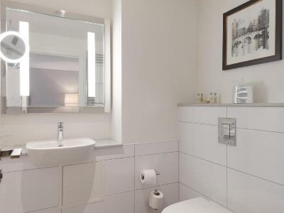 bathroom 1 - hotel doubletree by hilton oxford belfry - thame, united kingdom