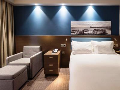 bedroom - hotel hampton by hilton aberdeen airport - aberdeen, united kingdom
