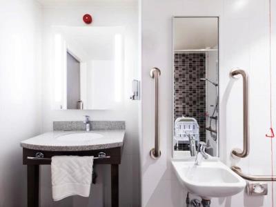 bathroom - hotel hampton by hilton aberdeen airport - aberdeen, united kingdom