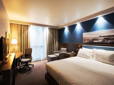bedroom 1 - hotel hampton by hilton aberdeen airport - aberdeen, united kingdom