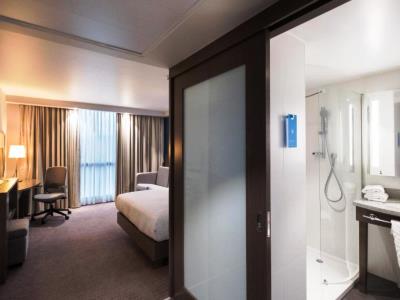 bedroom 3 - hotel hampton by hilton aberdeen airport - aberdeen, united kingdom
