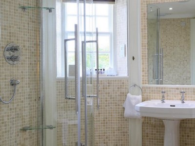 bathroom - hotel macdonald pittodrie house - aberdeen, united kingdom