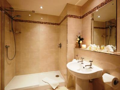 bathroom - hotel macdonald highlands - aviemore, united kingdom