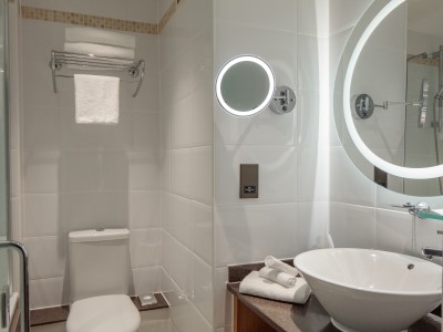 bathroom - hotel doubletree by hilton bath - bath, united kingdom