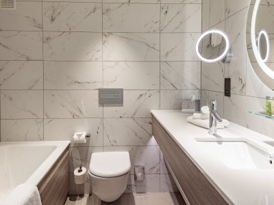 bathroom 1 - hotel doubletree by hilton bath - bath, united kingdom