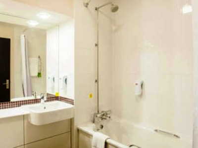 bathroom - hotel premier inn bath city centre - bath, united kingdom