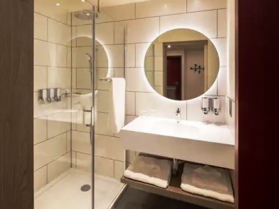 bathroom - hotel hampton by hilton bath city - bath, united kingdom
