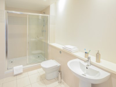 bathroom - hotel dream apartments - belfast-n.irl, united kingdom