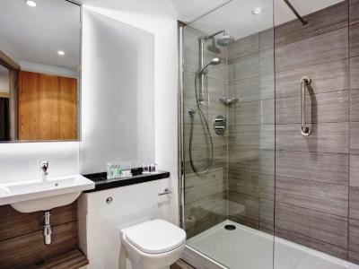 bathroom - hotel holiday inn belfast city centre - belfast-n.irl, united kingdom