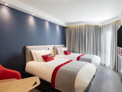 bedroom - hotel holiday inn express belfast city - belfast-n.irl, united kingdom