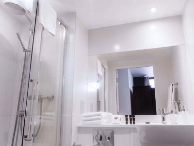 bathroom - hotel dream pods - belfast-n.irl, united kingdom