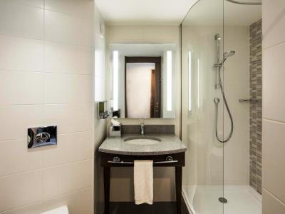 bathroom - hotel hampton by hilton belfast city centre - belfast-n.irl, united kingdom