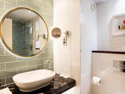 bathroom - hotel crowne plaza belfast - belfast-n.irl, united kingdom