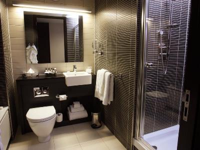 bathroom - hotel crowne plaza birmingham city centre - birmingham, united kingdom