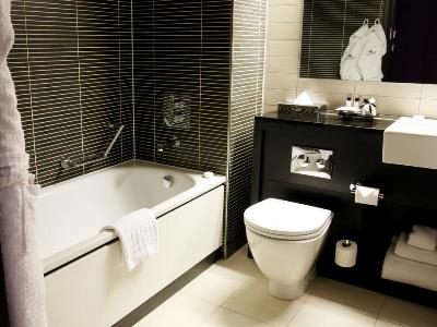 bathroom 1 - hotel crowne plaza birmingham city centre - birmingham, united kingdom