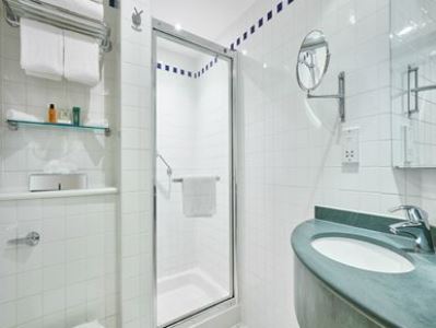 bathroom - hotel hilton garden inn brindleyplace - birmingham, united kingdom