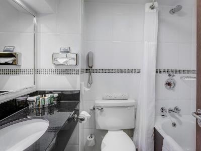 bathroom - hotel hilton birmingham metropole - birmingham, united kingdom