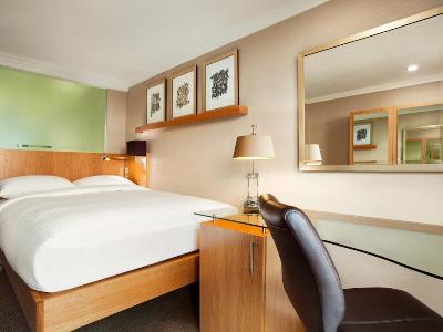 bedroom - hotel hilton birmingham metropole - birmingham, united kingdom