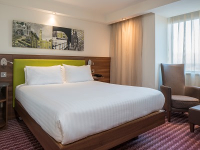 bedroom - hotel hampton by hilton broad street - birmingham, united kingdom