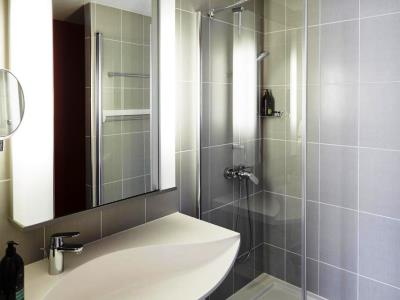 bathroom - hotel aparthotel adagio birmingham city centre - birmingham, united kingdom