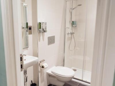 bathroom - hotel edgbaston park hotel conference centre - birmingham, united kingdom