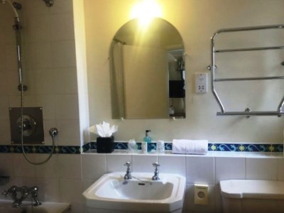 bathroom - hotel brook marston farm - birmingham, united kingdom