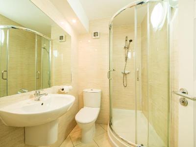 bathroom 1 - hotel arden hotel and leisure club - birmingham, united kingdom