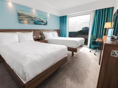 bedroom 2 - hotel hampton by hilton bournemouth - bournemouth, united kingdom
