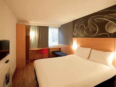 bedroom - hotel ibis brighton city centre - station - brighton, united kingdom