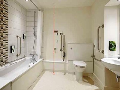 bathroom - hotel premier inn brighton city centre - brighton, united kingdom