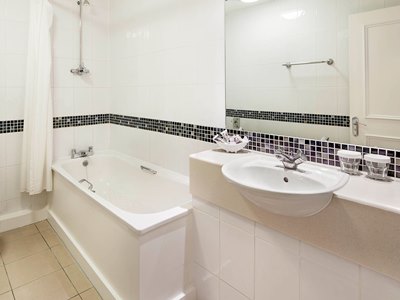 bathroom - hotel mercure brighton seafront - brighton, united kingdom
