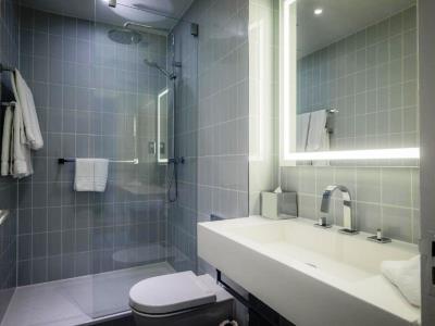 bathroom - hotel doubletree by hilton brighton metropole - brighton, united kingdom