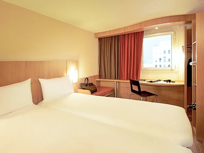 bedroom 2 - hotel ibis bristol temple meads quay - bristol, united kingdom